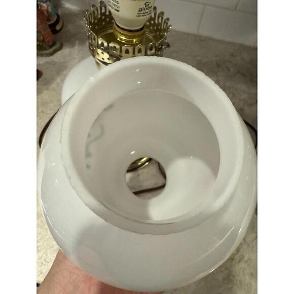 Vintage Milk glass electric hurricane lamp with brass base and floral motifs. - Picture 15 of 15